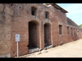 01354 ostia - regio ii - decumanus maximus - via della fontana - blick nach li zur insula - casa del soffitto dipinto (ii,vi,5-6) - via della corporazzioni.jpg